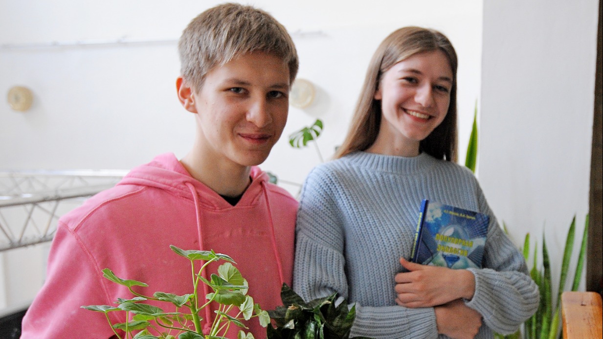 Студенты первого курса Института экологии РУДН Надир Сатдаров и Валерия Керимова на экологической акции «ВузЭкоФест» посадили астры, которые позже «переселят» на университетские клумбы