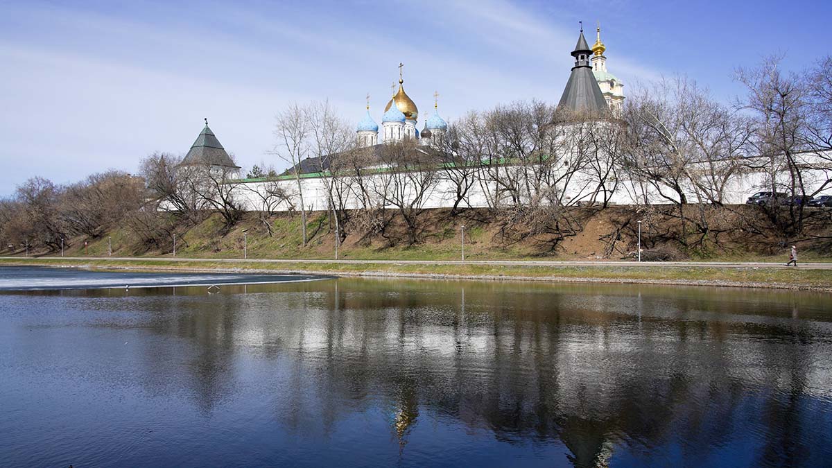 Теплую ветреную погоду пообещали москвичам во вторник