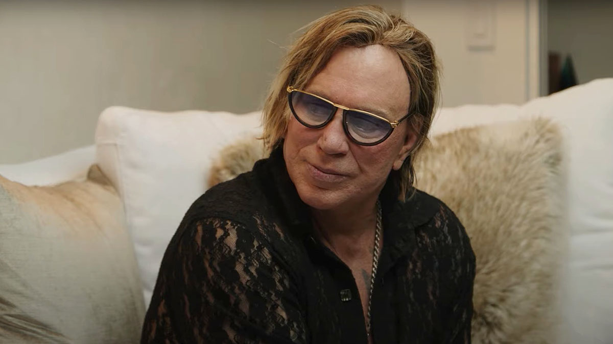 Микки Рурка обвинили в гомофобии и ударах болгаркой по промежности коллеги