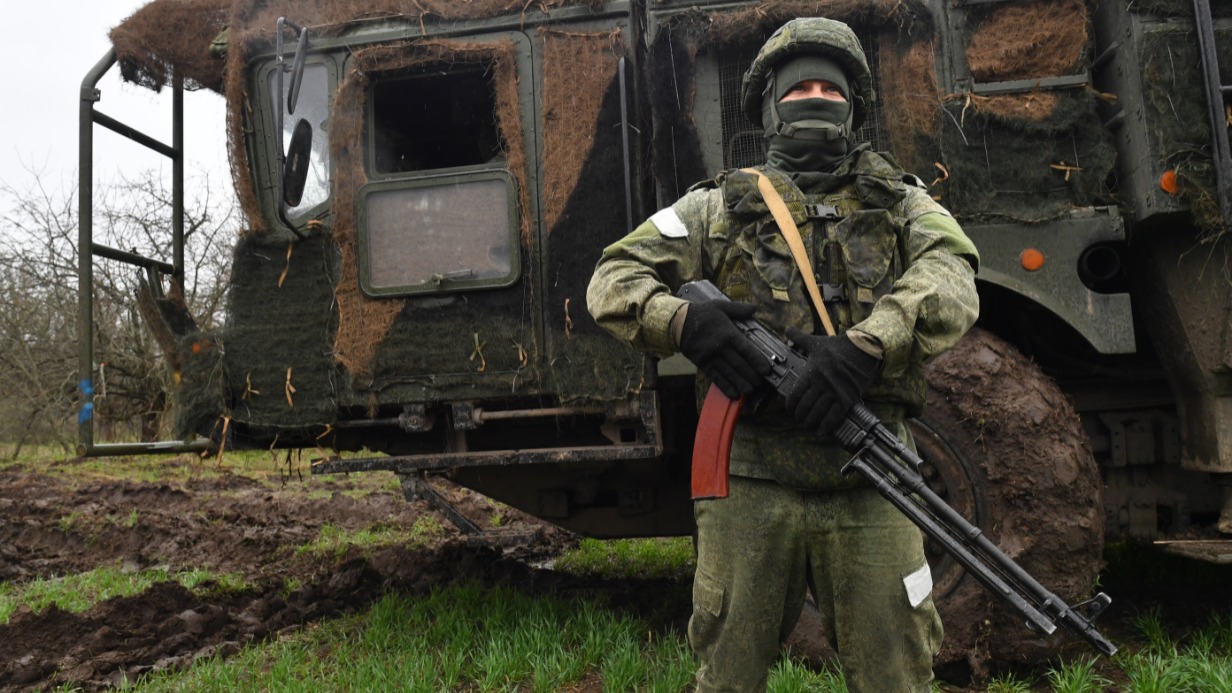 Российский военнослужащий возле оперативно-тактического ракетного комплекса «Искандер». Такие машины используют в зонах проведения специальной военной операции на Украине