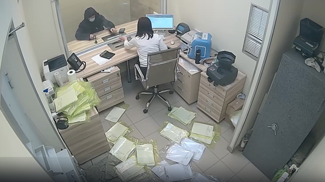 Лжесотрудник банка выманил у женщины почти миллион рублей