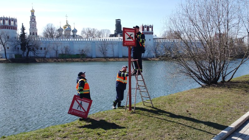 Столичные службы заменили знаки безопасности на водоемах