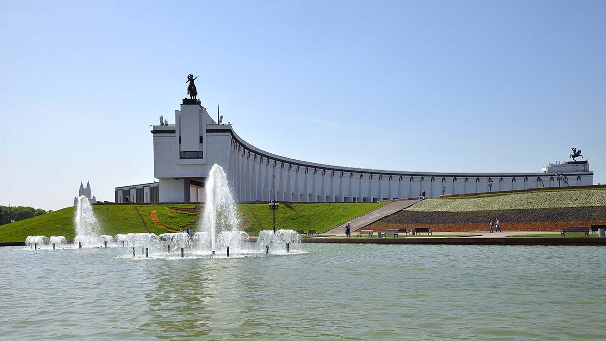 В Музее Победы стартовала акция возложения цветов к скульптуре Солдата-Победителя