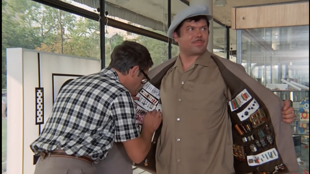 Изобретатель Шурик (Александр Демьяненко) приобретает дефицитные комплектующие у перекупщика-спекулянта (Эдуард Бредун)