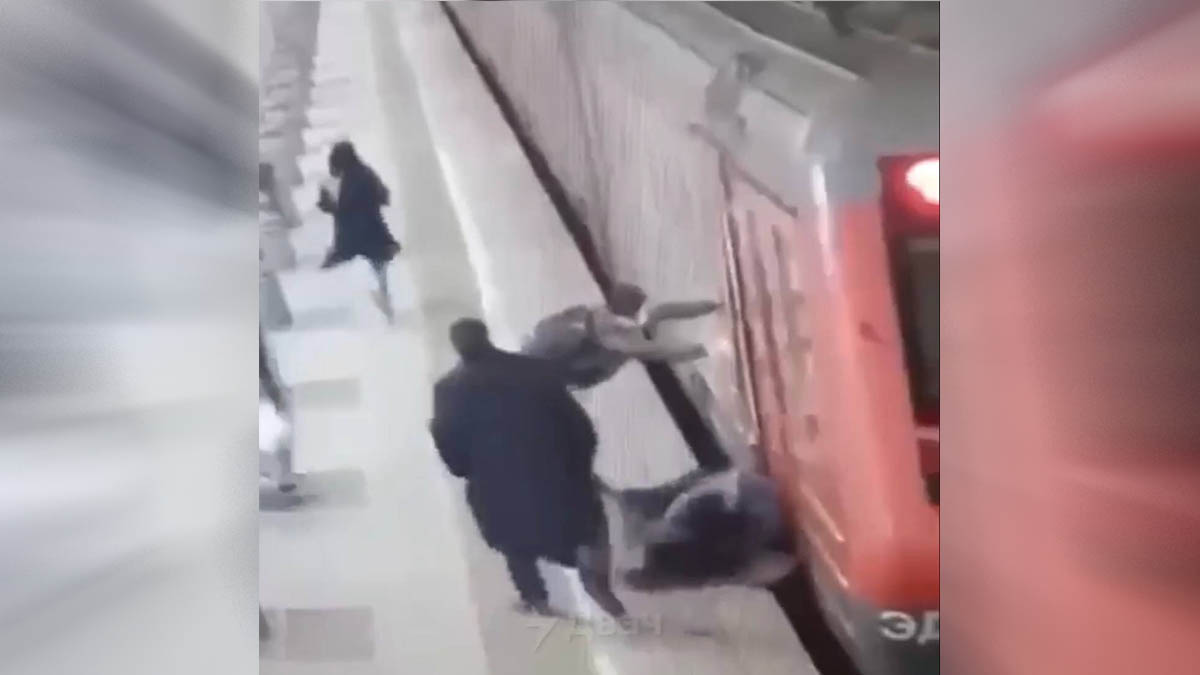 Женщине зажало ногу дверьми электрички на Ярославском вокзале. Видео