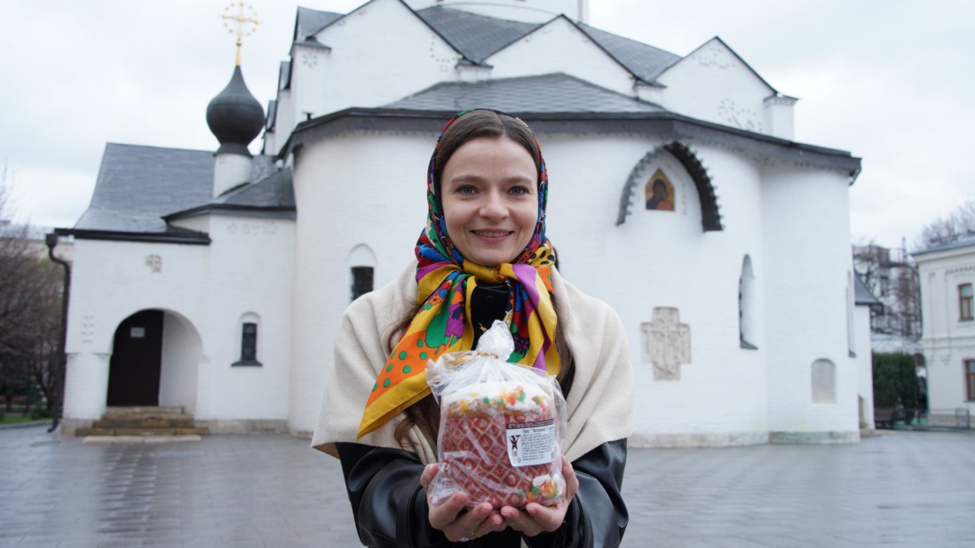 Москвичка Екатерина Шашова пришла освятить кулич в Марфо-Мариинскую обитель, где в этом году пройдет благотворительная акция