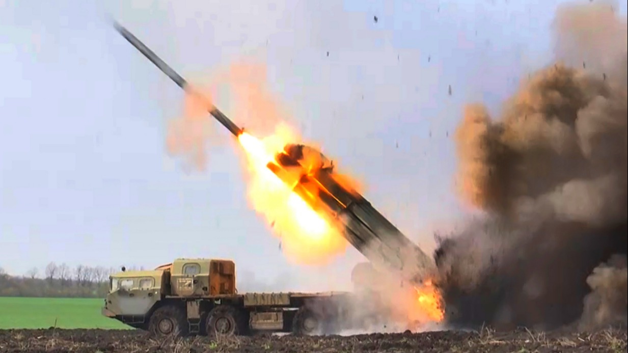 Реактивная система залпового огня «Смерч» ведет огонь по объектам военной инфраструктуры украинских националистов