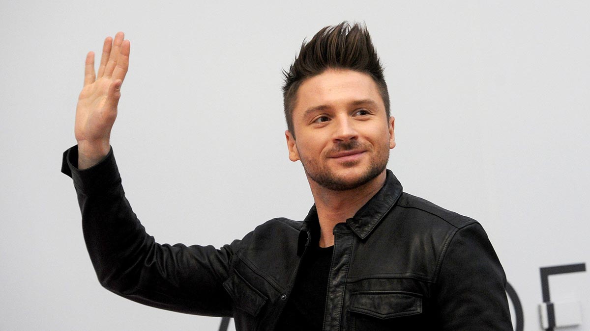 «Это немножко клиника»: Лазарев показал свой переполненный туалетный столик