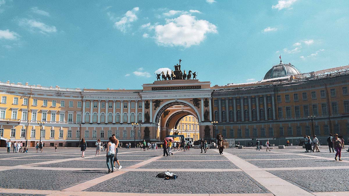 Книжный салон на Дворцовой площади откроется 18 мая