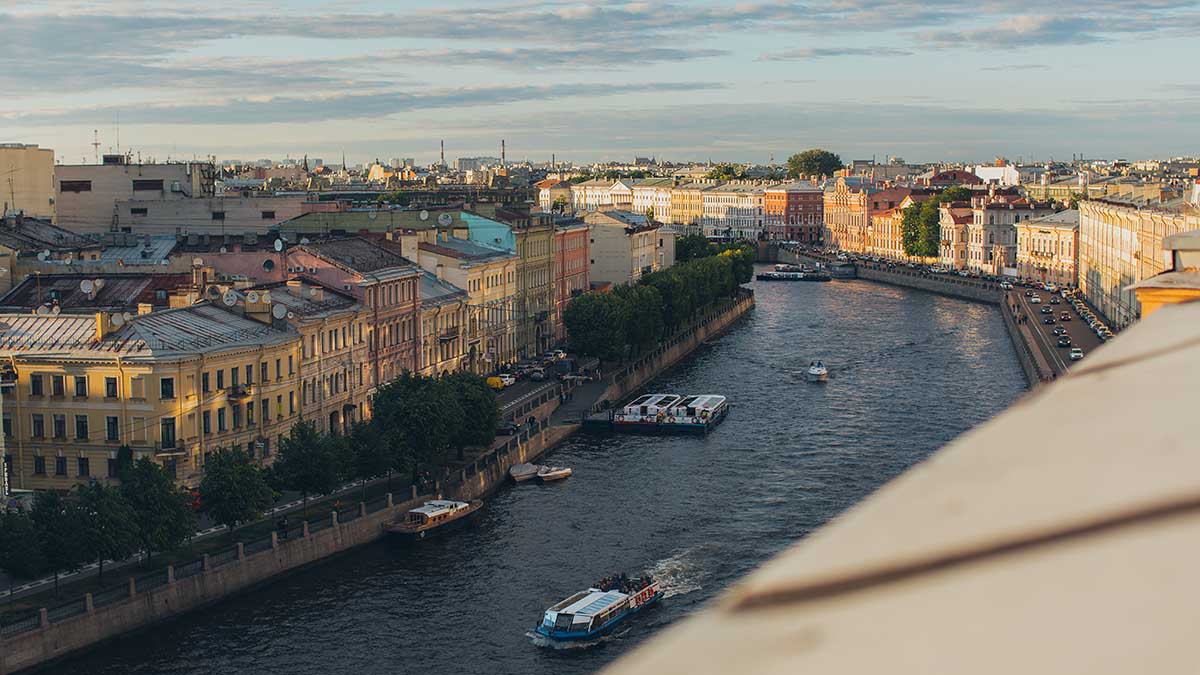 Толпы туристов заполонили Питер и Калининград: можно ли отдохнуть в таких условиях