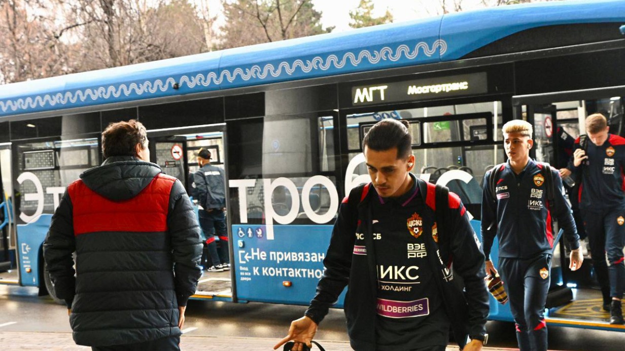 Электробусы доставили футболистов ЦСКА на первый «безуглеродный матч»