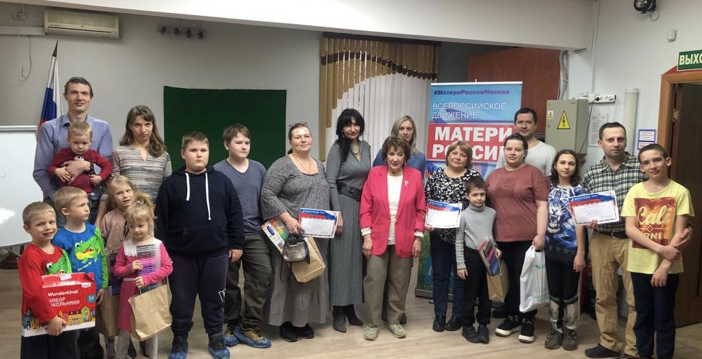 Вручение компьютерной техники многодетным семьям прошло в рамках проекта «МногоДарю» 