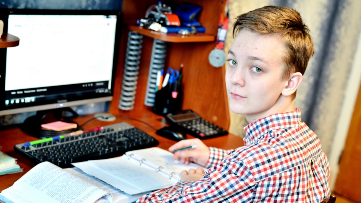 Школьник из района Тропарево-Никулино Глеб Щербаков готовится к Единому государственному экзамену по русскому языку с репетитором в режиме онлайн