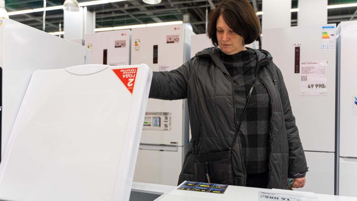 Москвичка Наталья Темнышова в одном из магазинов электроники и бытовой техники