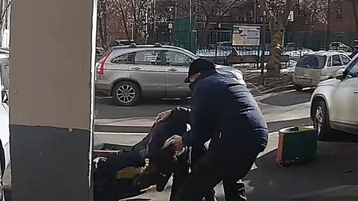 Пьяный мужчина напал на сделавшего ему замечание пенсионера