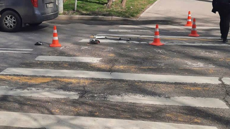 Водитель автомобиля сбил школьника на самокате на юге Москвы