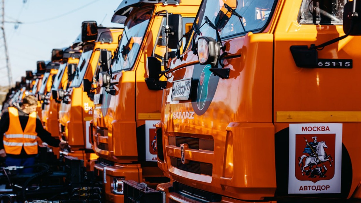 Столичные службы перевели коммунальную технику на летний режим работы