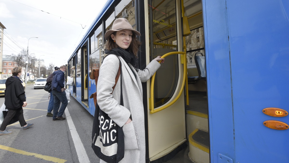 Москвичка Екатерина Жукова регулярно пользуется городским общественным транспортом