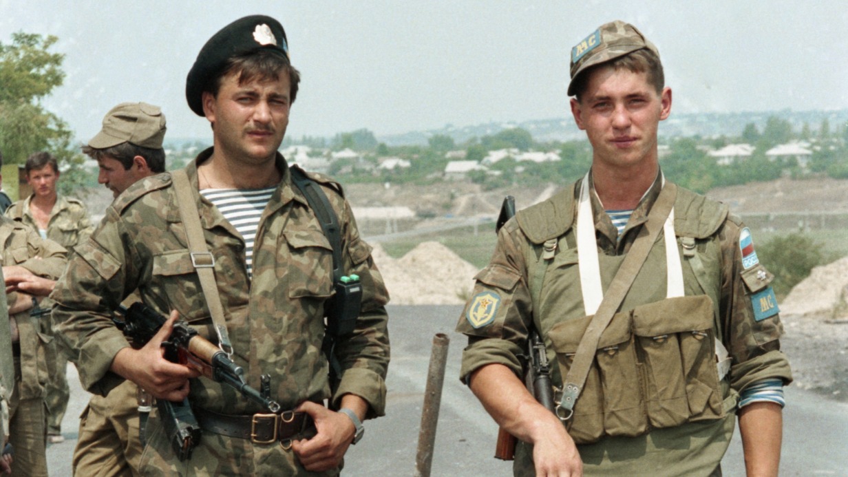 Молдавский полицейский Иван Борщ (слева) и российский десантник Юрий Савчук стоят на объединенном посту у города Варницы. Как и 30 лет назад наши военные стояли на страже мира и не допустили кровопролития на территории Приднестровья, так они не допустят его и сейчас
