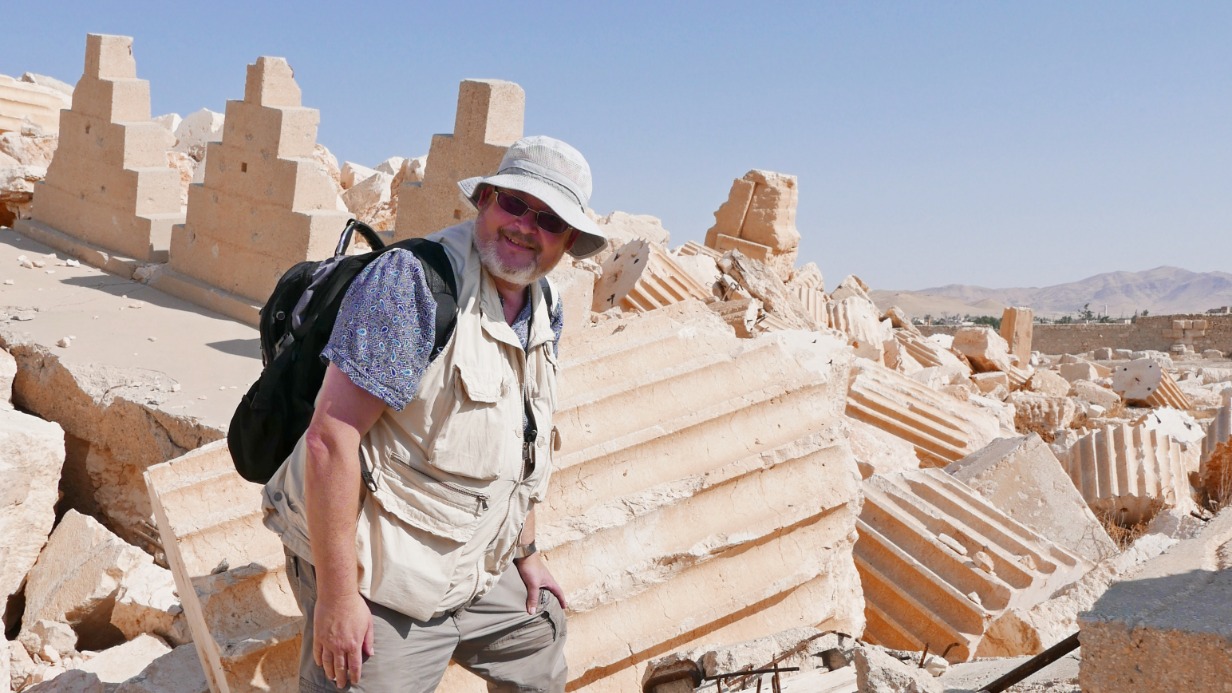 Главный археолог Москвы, президент ИКОМОС России Леонид Кондрашев осматривает исторические окрестности Сирии