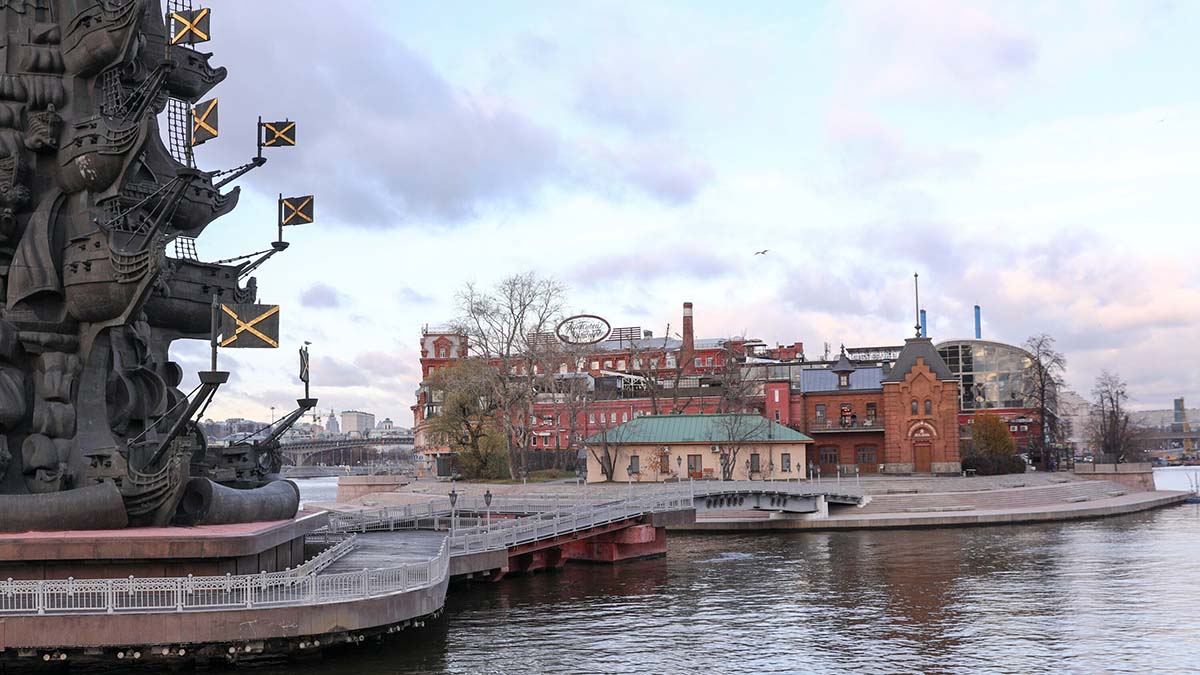 Столичные службы очистили и отремонтировали остров у основания памятника Петру I