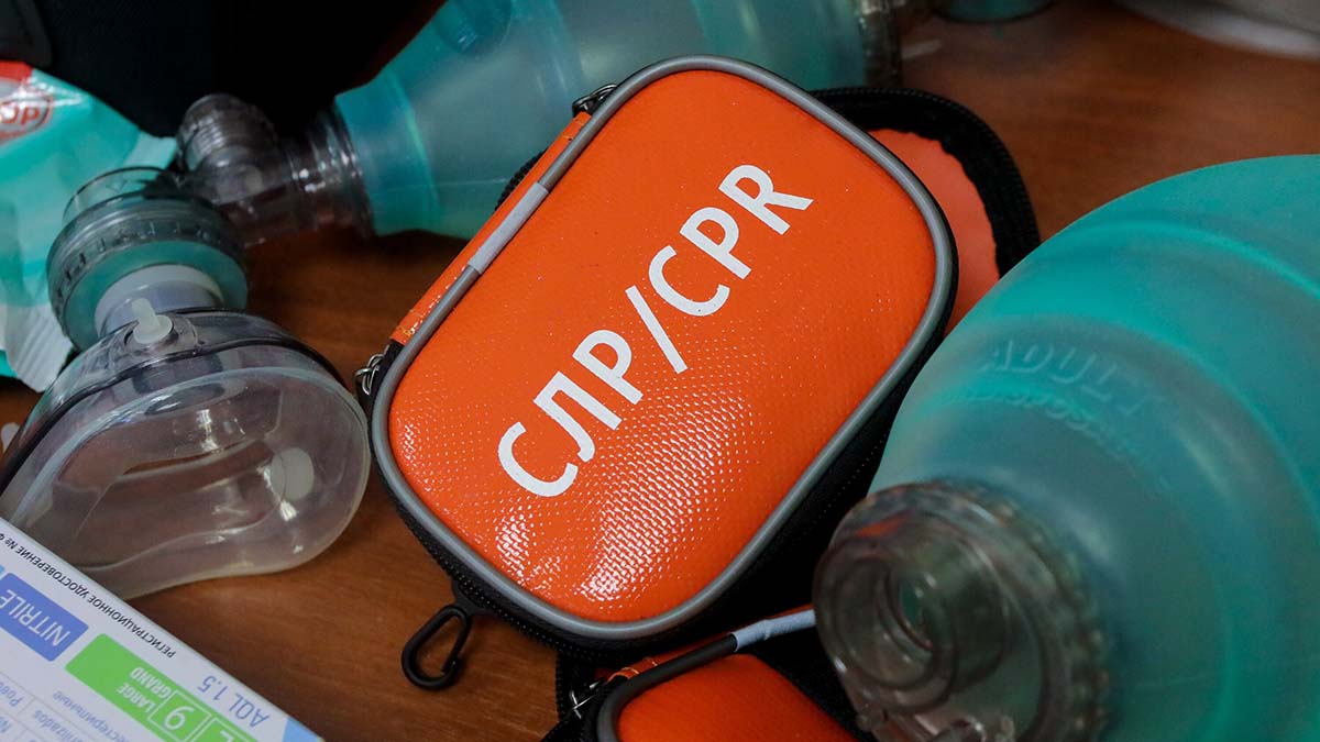 Врач объяснил, в каких случаях необходимо оказать человеку первую помощь