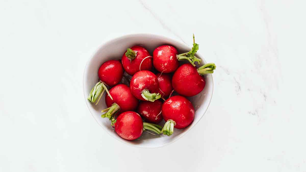 Диетолог Залетова рассказала о пользе редиса для не употребляющих рыбу людей 