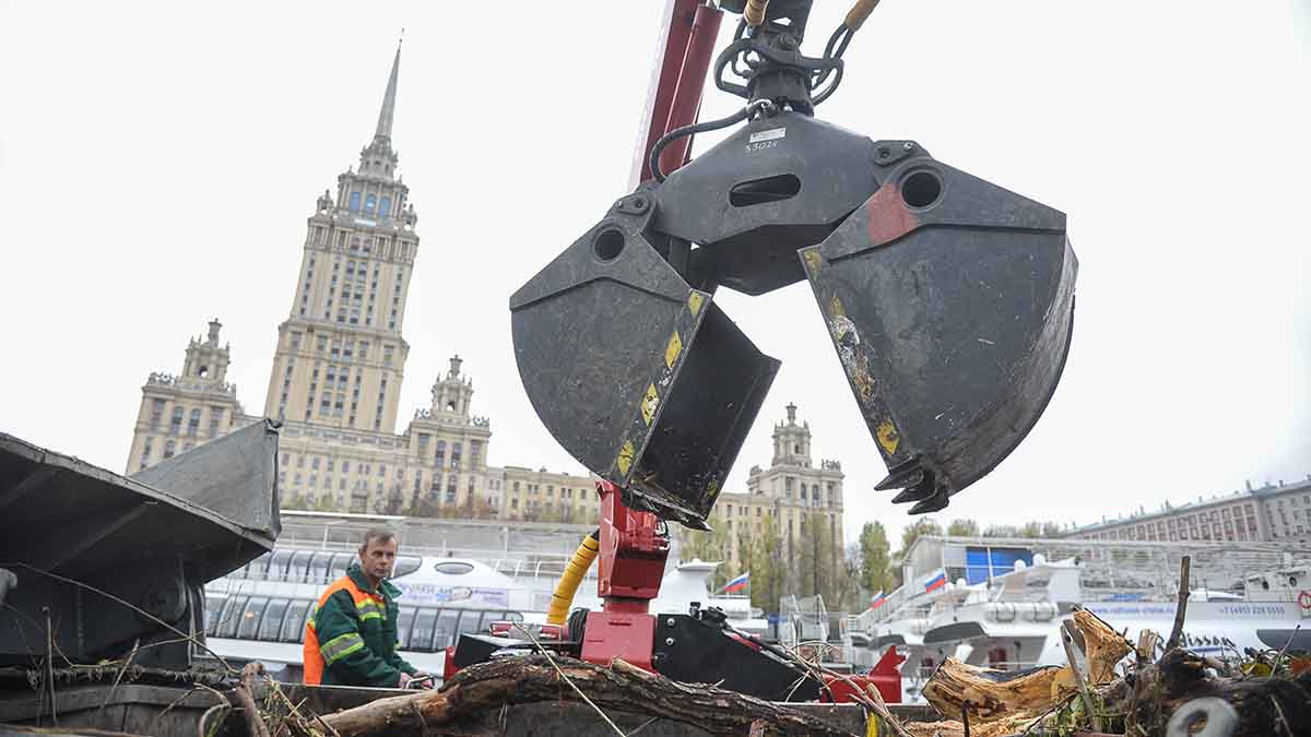 Коммунальный флот с водной акватории Москвы собрал около 150 тонн мусора с начала навигации