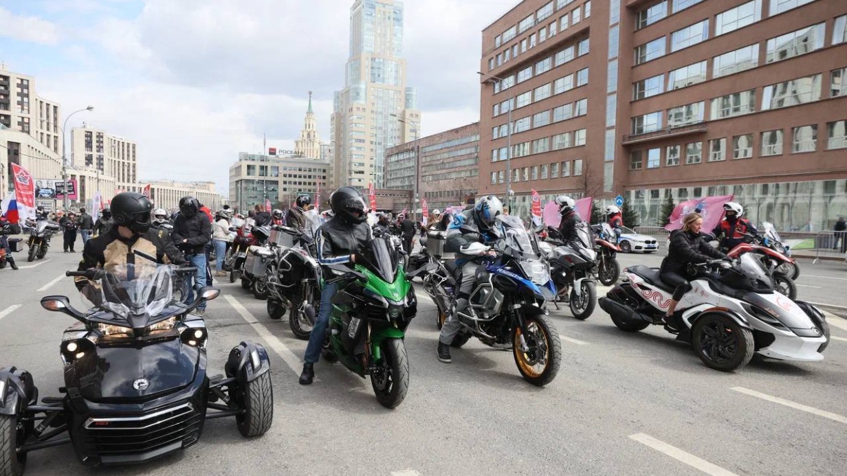 Около двух тысяч человек приняли участие в мотопараде в Москве
