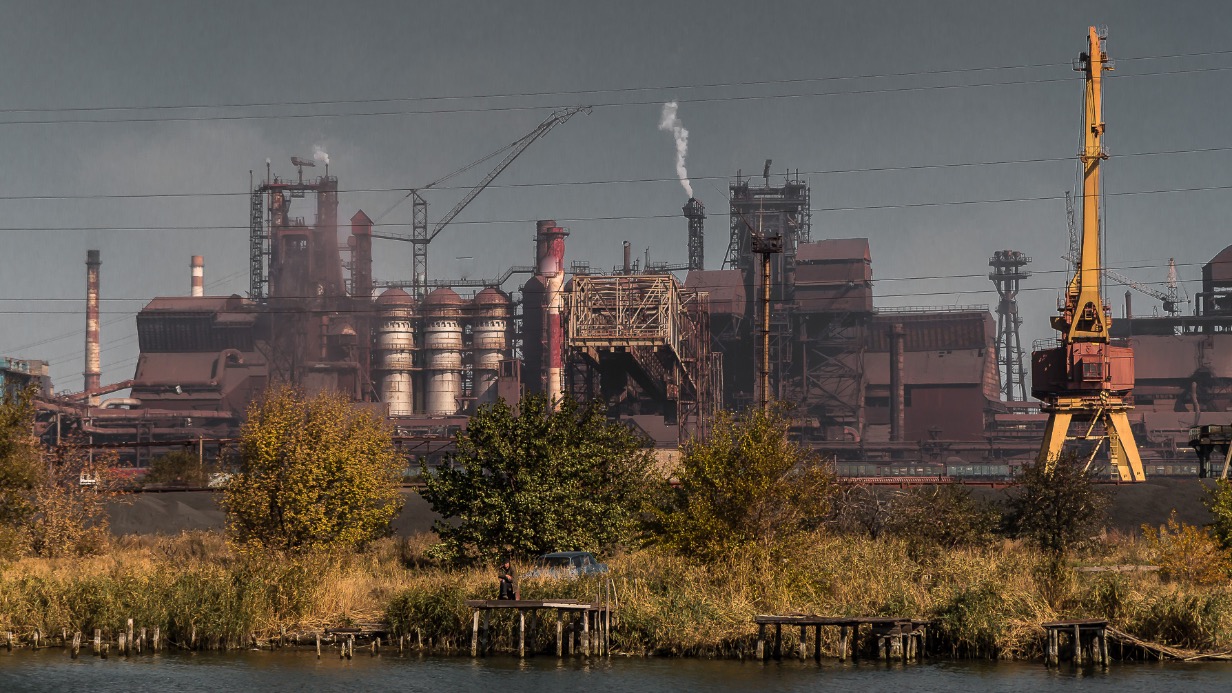 Выстрелы и разрывы снарядов слышны в районе «Азовстали» в Мариуполе