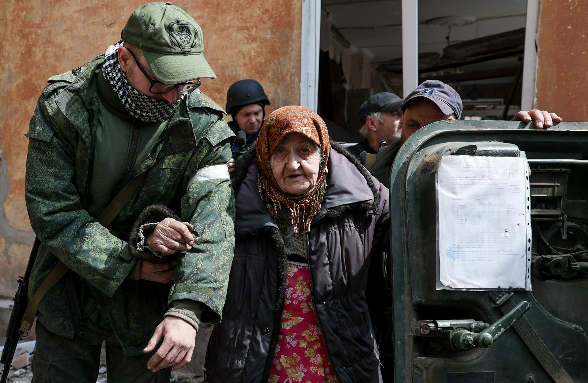 Российские военные и бойцы Народной милиции ДНР прикрывают эвакуацию жителей Левобережного района Мариуполя. В настоящее время на территорию нашей страны из зоны спецоперации выехали более полумиллиона мирных граждан, пострадавших от боевых действий. Среди них — 120 тысяч детей