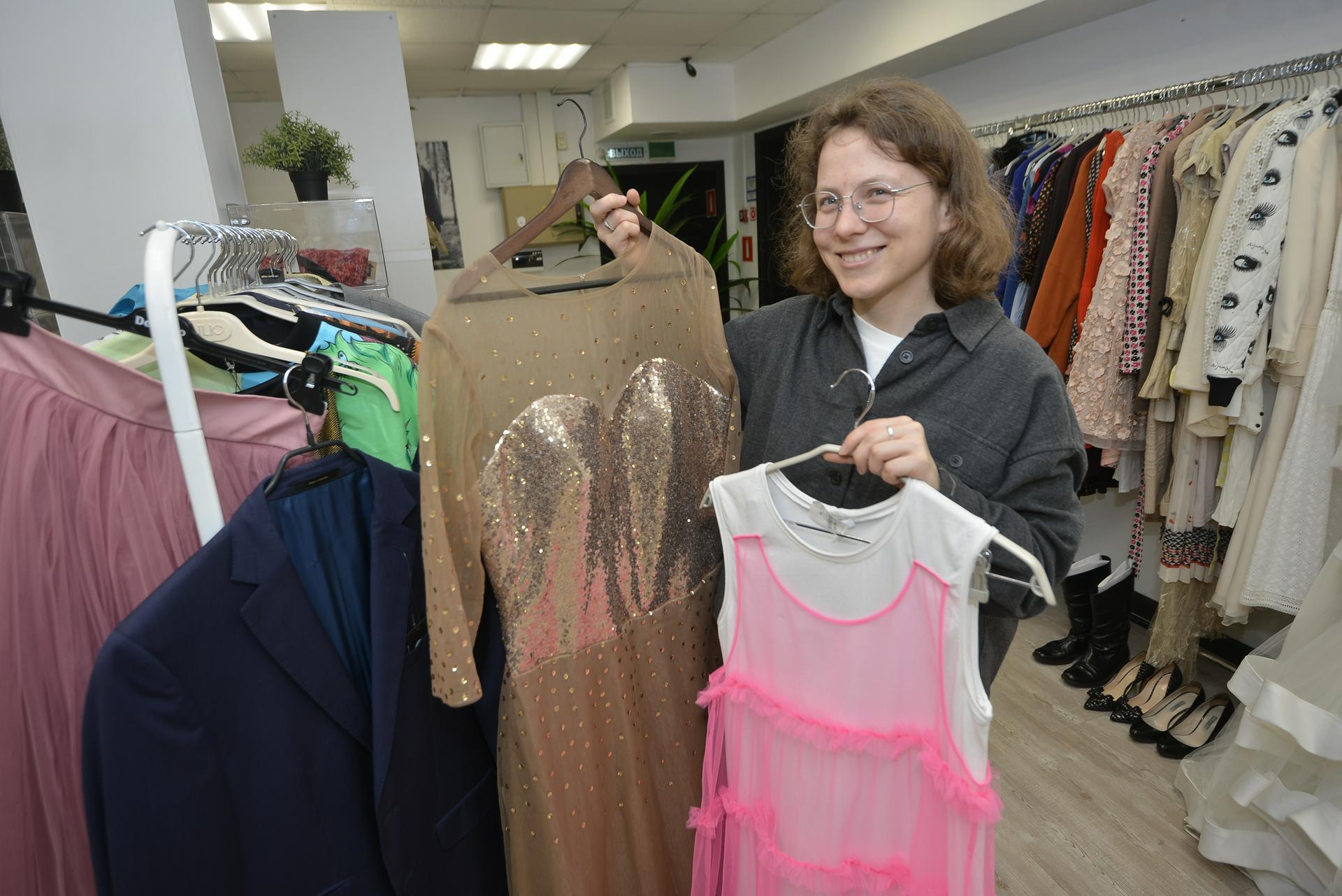 Координатор проектов фонда Лидия Вайнберг показывает платья, которые отдадут нуждающимся школьницам