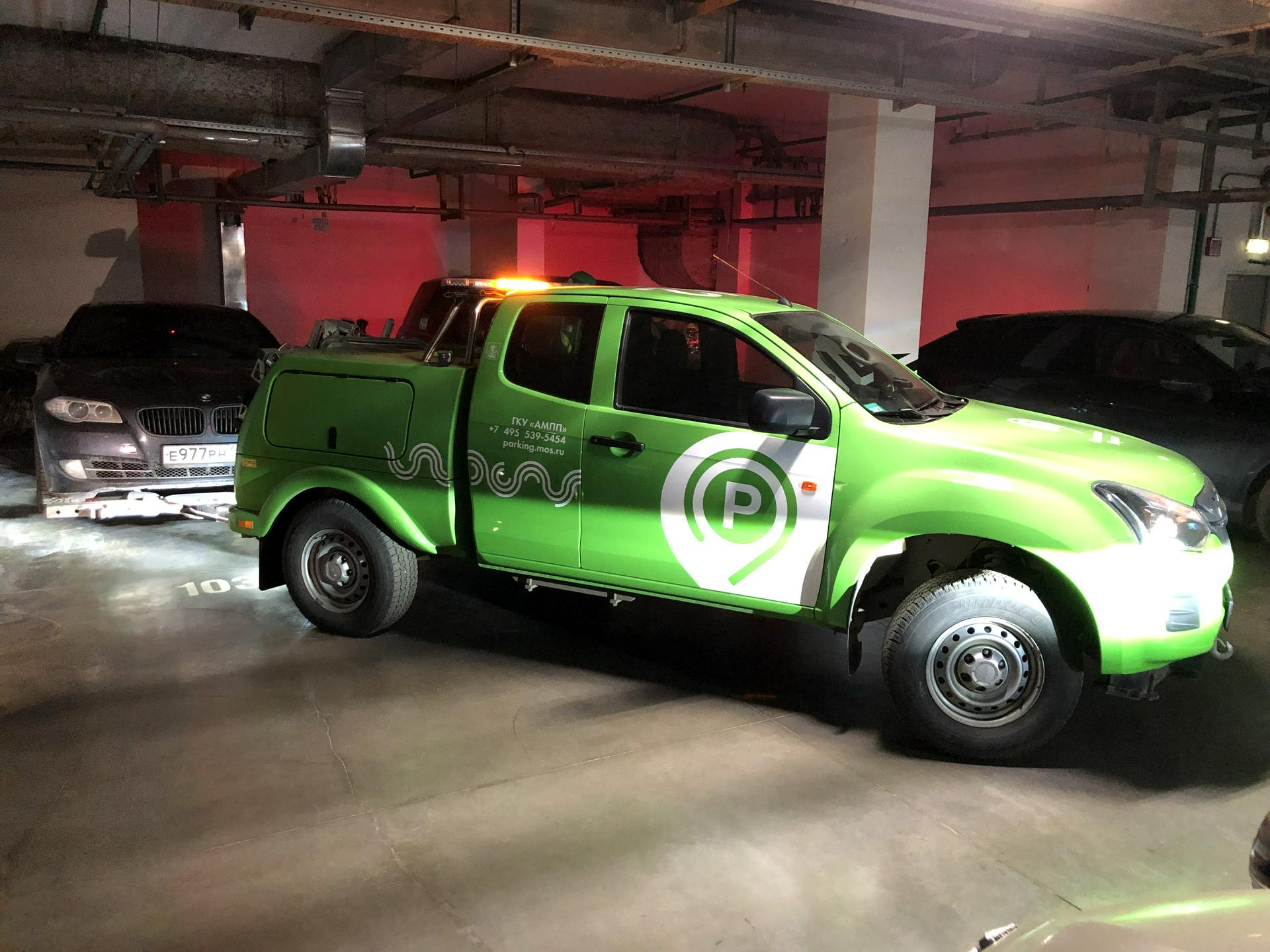 Два BMW в Москве переместили на спецстоянки из-за штрафов на миллион рублей