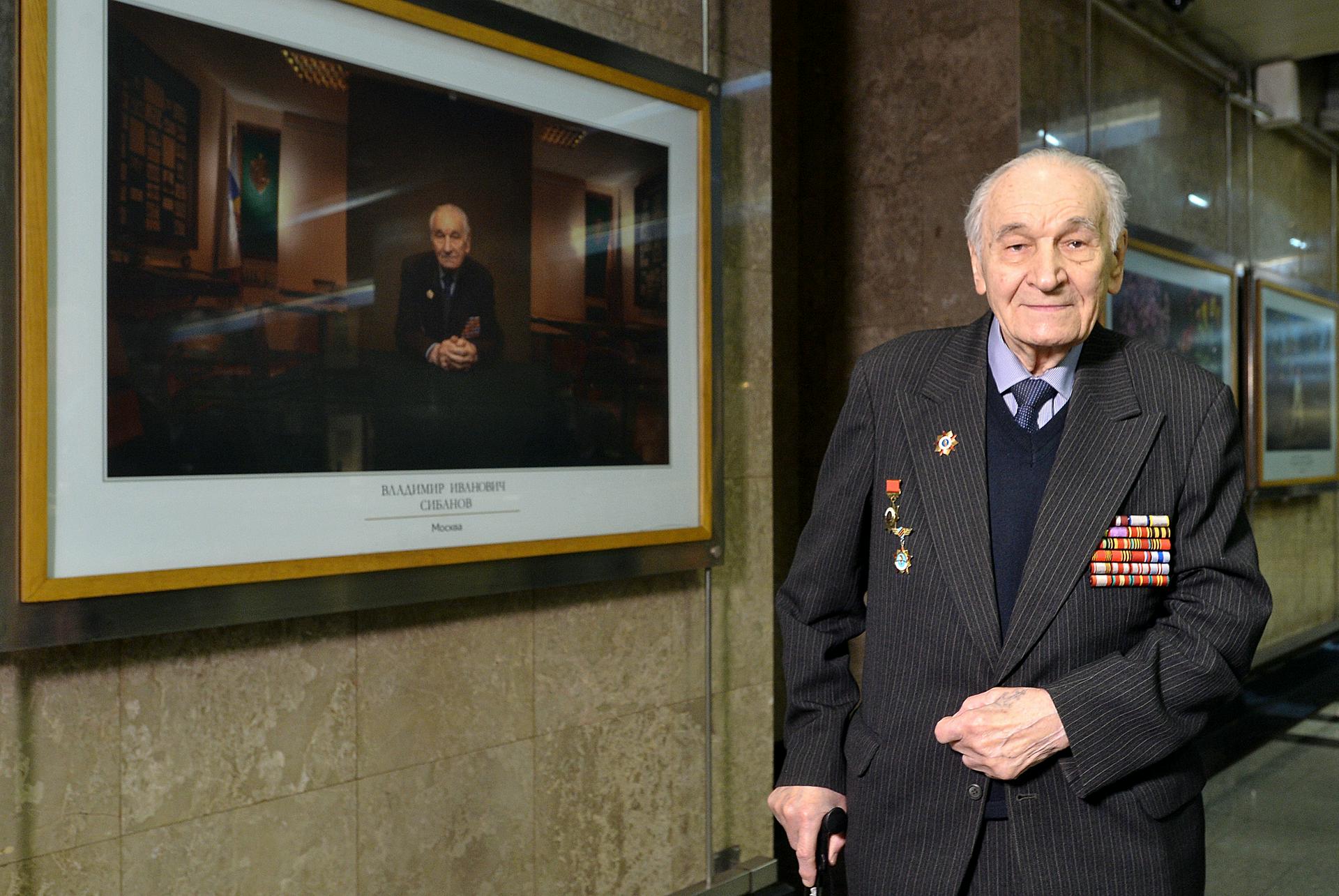 Ветеран Великой Отечественной войны Владимир Сибанов возле собственного портрета