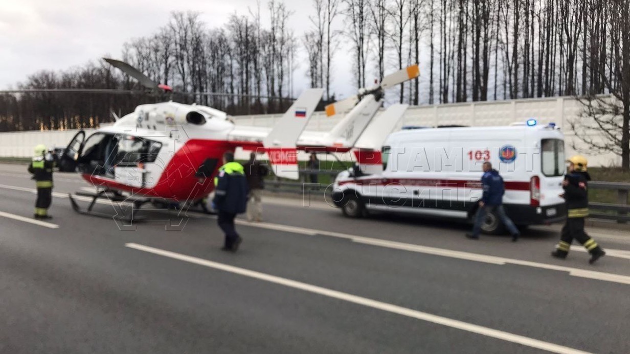 Пострадавшую в ДТП на Киевском шоссе женщину эвакуировали на вертолете