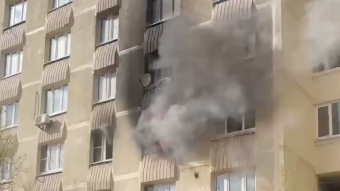 Три человека погибли при крупном пожаре в жилом доме в Мытищах