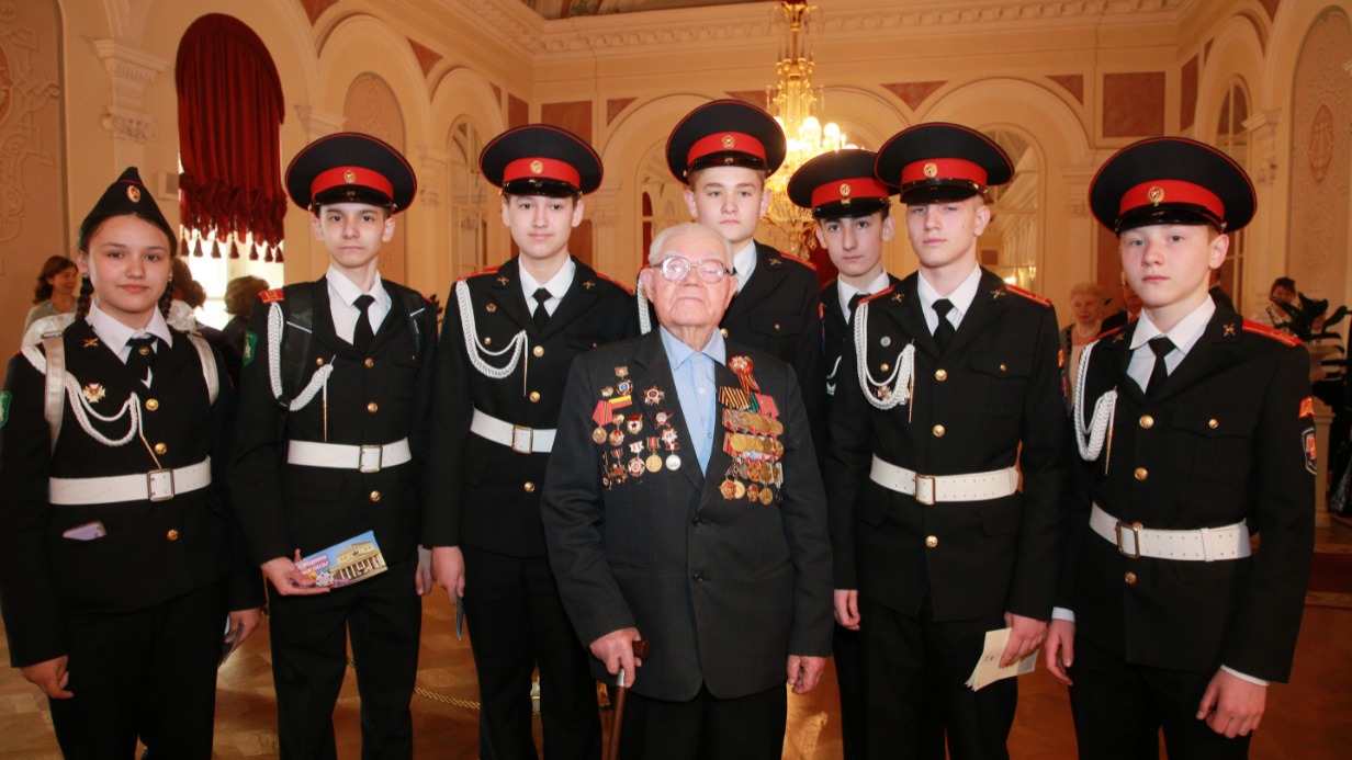 В фойе Большого театра ветеран Великой Отечественной войны полковник Николай Теплотанских сфотографировался с кадетами