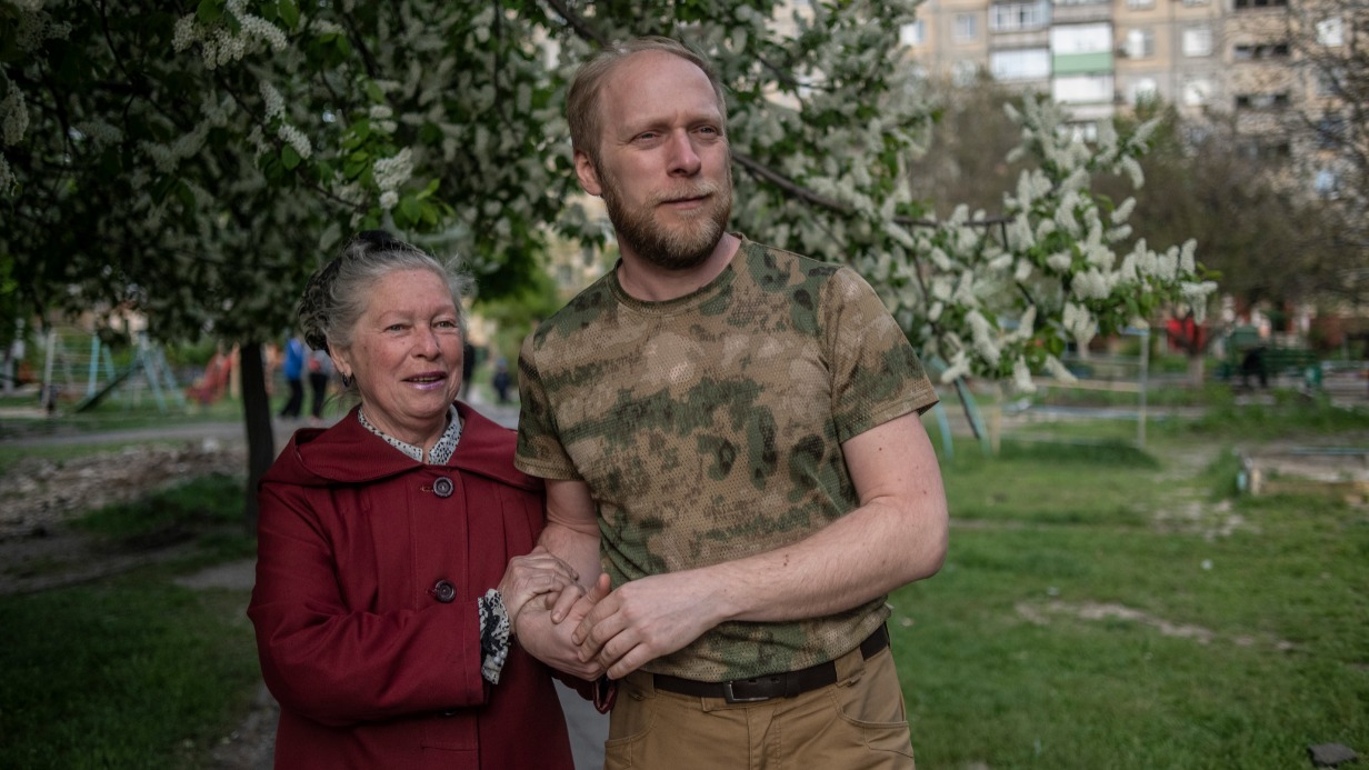 Житель Донецка Павел Чуприна приехал в освобожденный от националистов Мариуполь, чтобы наконец-то встретиться со своей мамой Ириной Григорьевной Чуприной после долгой разлуки — мужчина не видел ее несколько лет