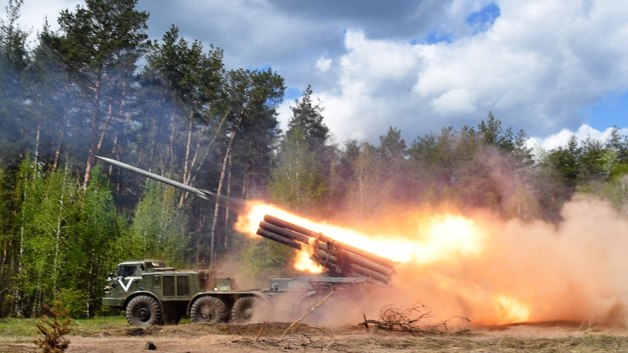 Российская реактивная система залпового огня «Ураган» ведет огонь на Харьковском направлении