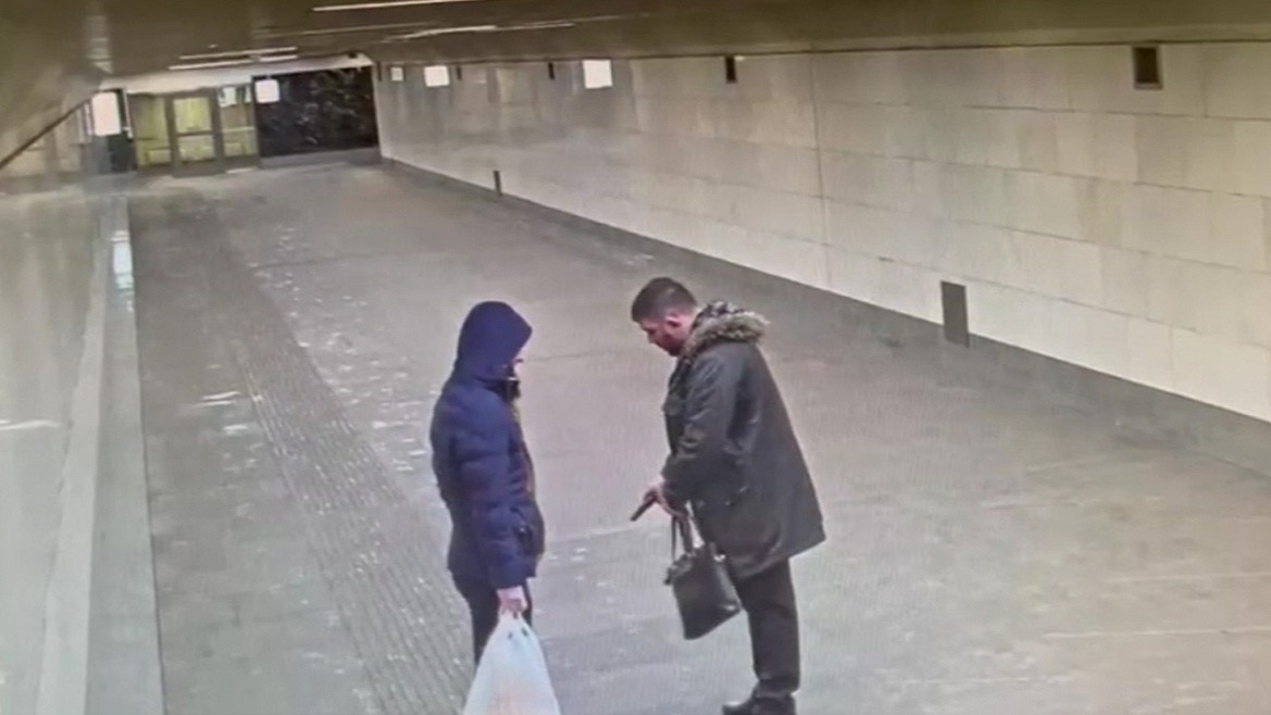 Пьяный мужчина с пистолетом пытался отобрать деньги у прохожего в переходе московского метро