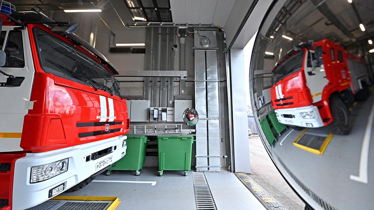 Три бытовки загорелись на севере Москвы