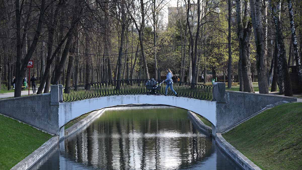 Городские парки столицы. Скверы Москвы. Парк столиц Екатеринбург. Красивые фото весной в парках Москвы. Парк столиц Екатеринбург фото.