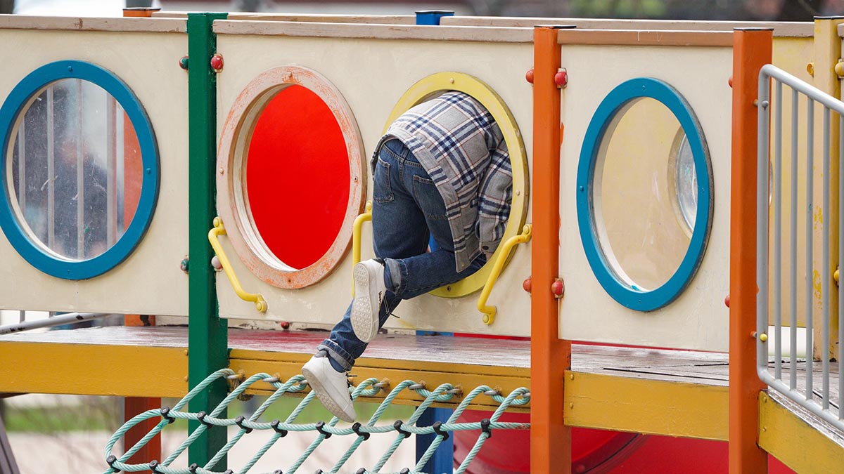 Начало пожара на детской площадке в Новой Москве попало на видео