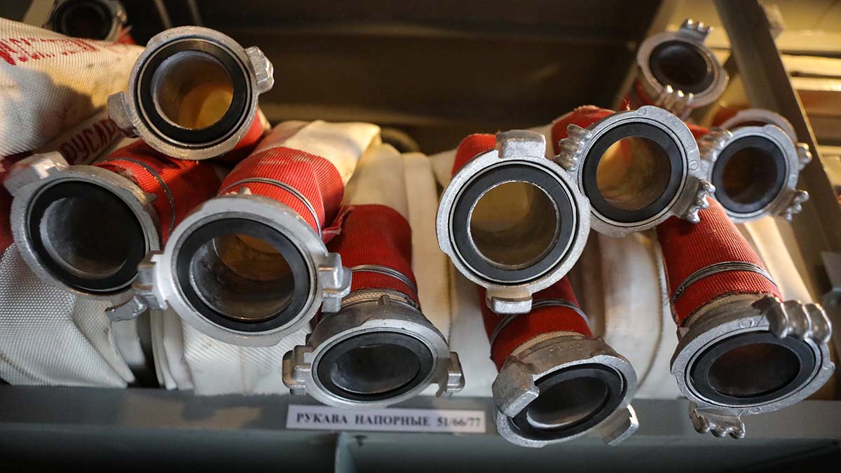 Конструкции горящего склада на юге Москвы частично обрушились