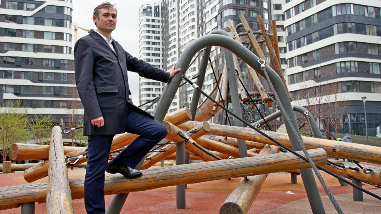 Столичный архитектор Алексей Сучилин на детской площадке, расположенной в зоне отдыха «Зеленая река» в районе Лефортово. Раньше на этом месте был промышленный комплекс, а сейчас, после благоустройства, эта территория превратилась в точку притяжения для местных жителей