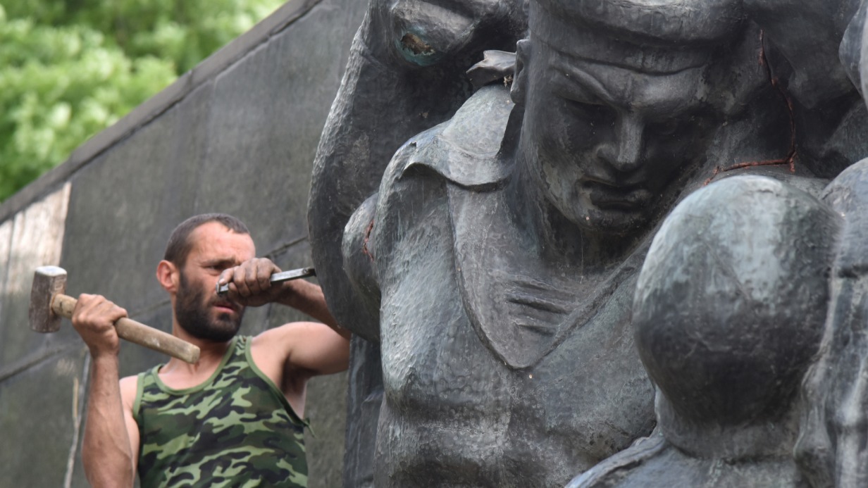 Рабочий демонтирует Монумент боевой славы советских Вооруженных сил, установленный во Львове в 1970 году в память о победителях над нацизмом в Великой Отечественной войне