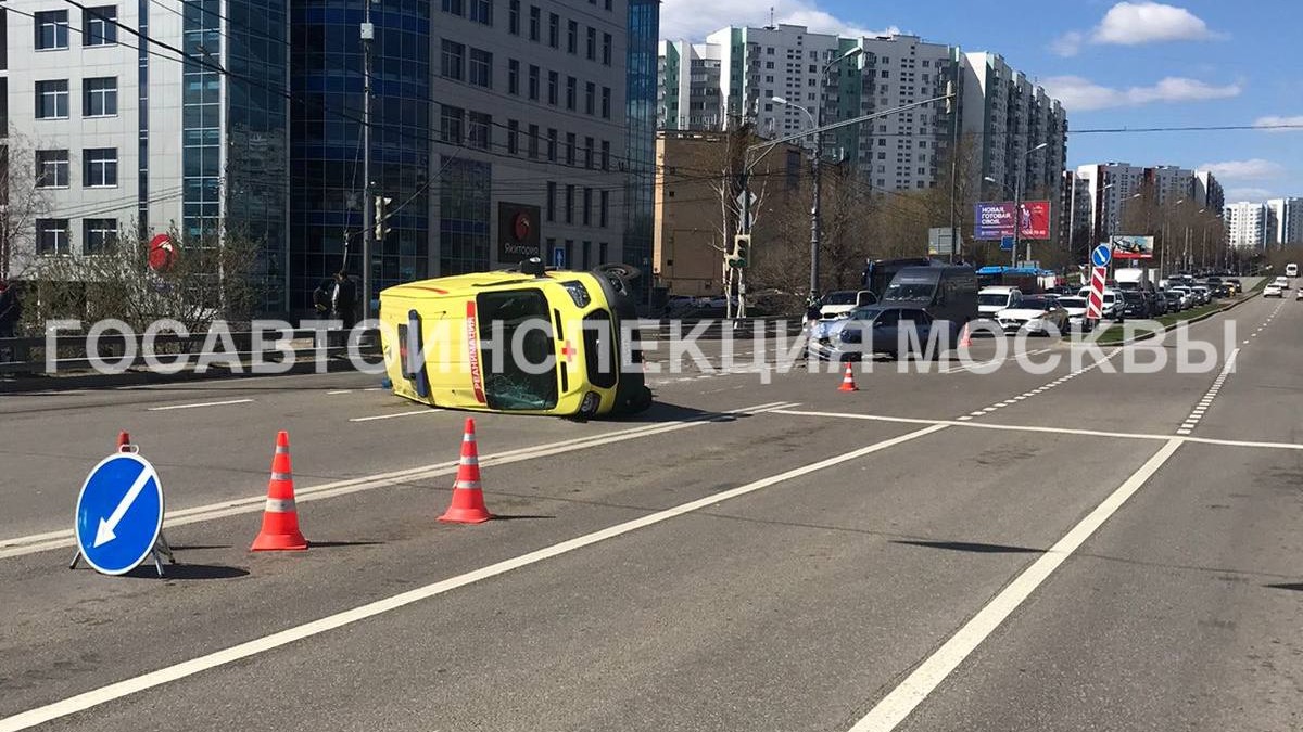 Два человека пострадали в ДТП с участием машины скорой медицинской помощи на юго-западе столицы