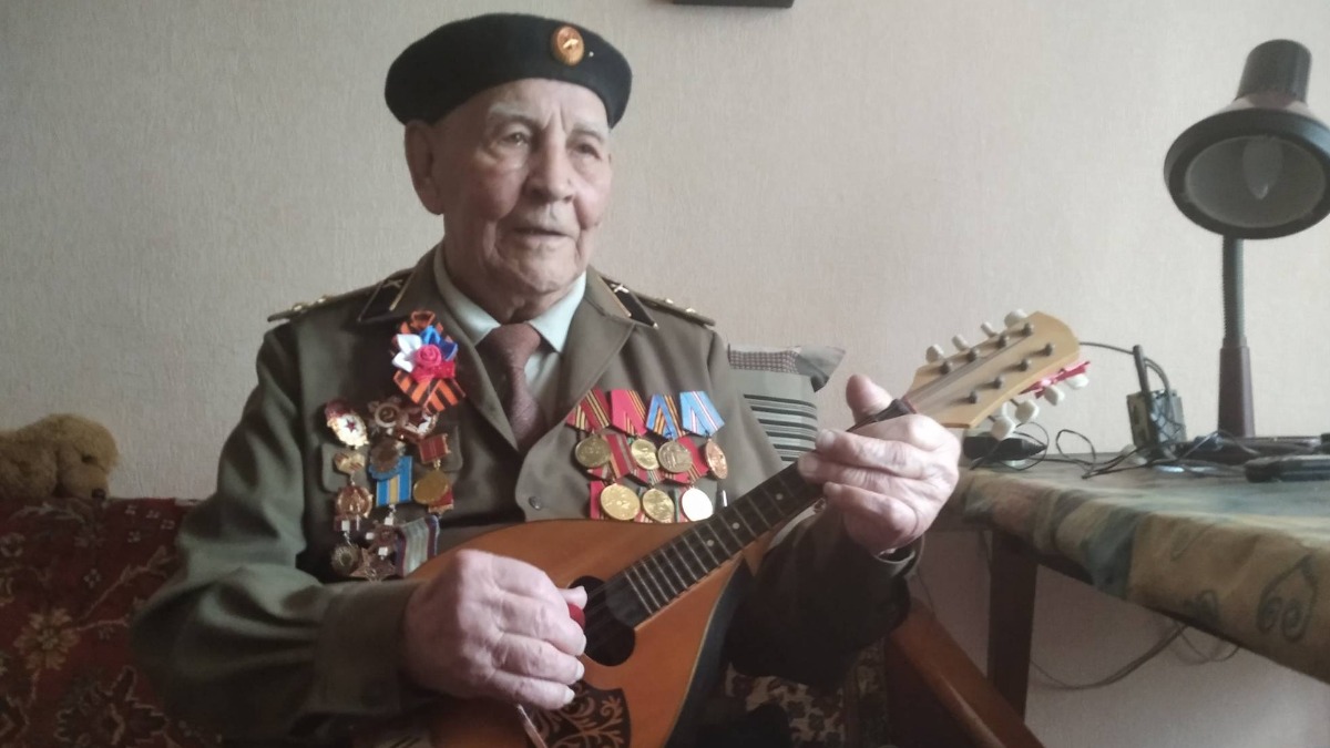 Ветеран Карим Якубов играет на мандолине, вспоминая годы Великой Отечественной