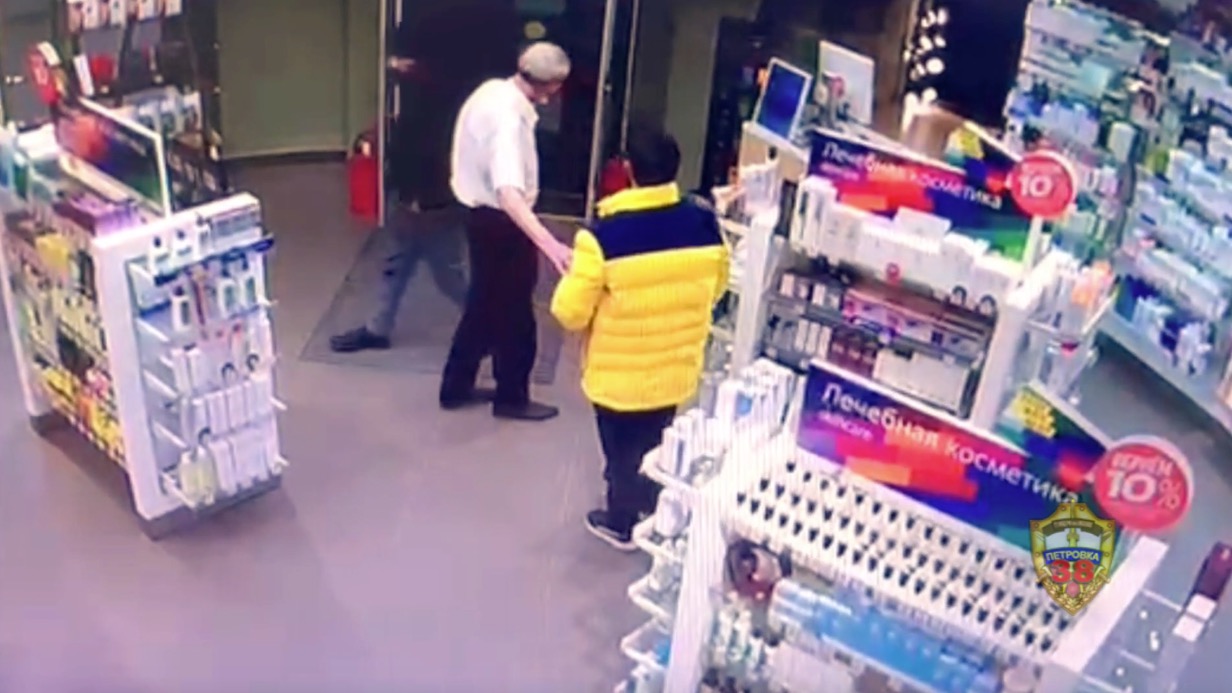 Злоумышленники украли из аптеки крем и зубную щетку. Видео