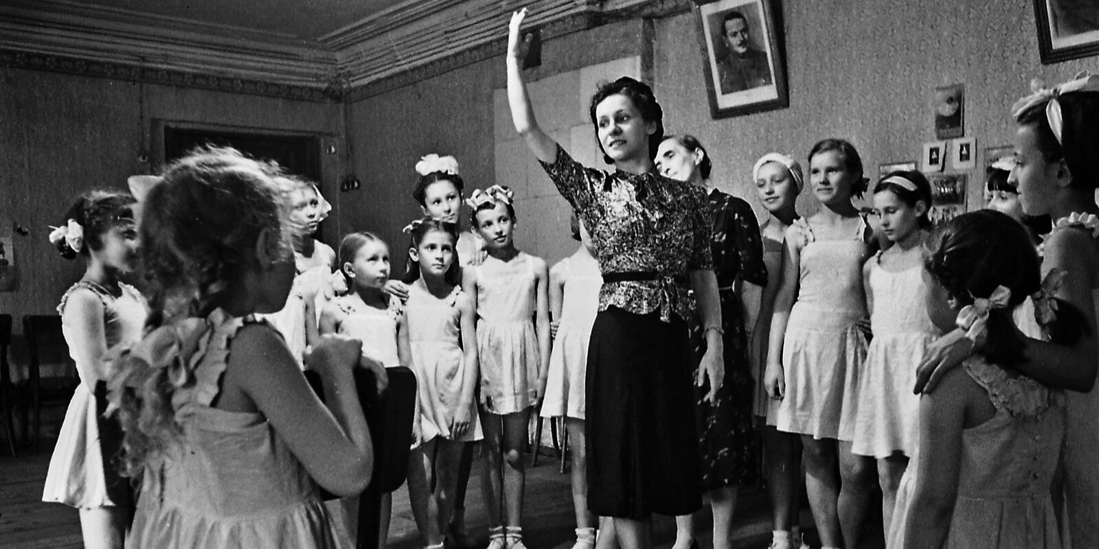 Главархив и ВДНХ открыли выставку об искусстве во времена ВОВ